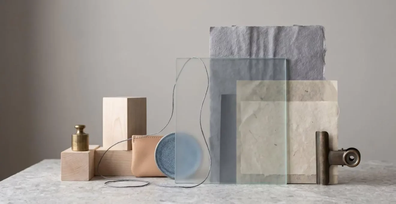 Composition symbolique évoquant la documentation administrative et la transparence, avec des surfaces texturées et des formes géométriques suggérant l'organisation sans montrer de texte