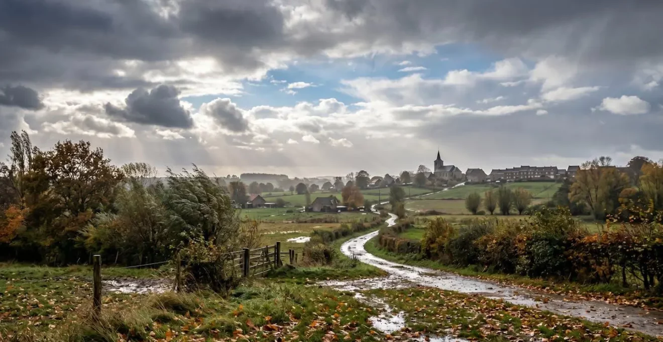 Environnement belge après passage d'une tempête avec ciel dramatique et éléments naturels impactés