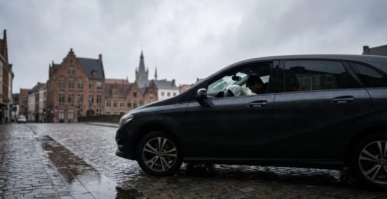 Scène dramatique d'un accident de voiture illustrant la nécessité d'une assurance sécurité conducteur en Belgique