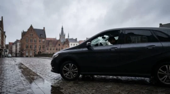 Scène dramatique d'un accident de voiture illustrant la nécessité d'une assurance sécurité conducteur en Belgique