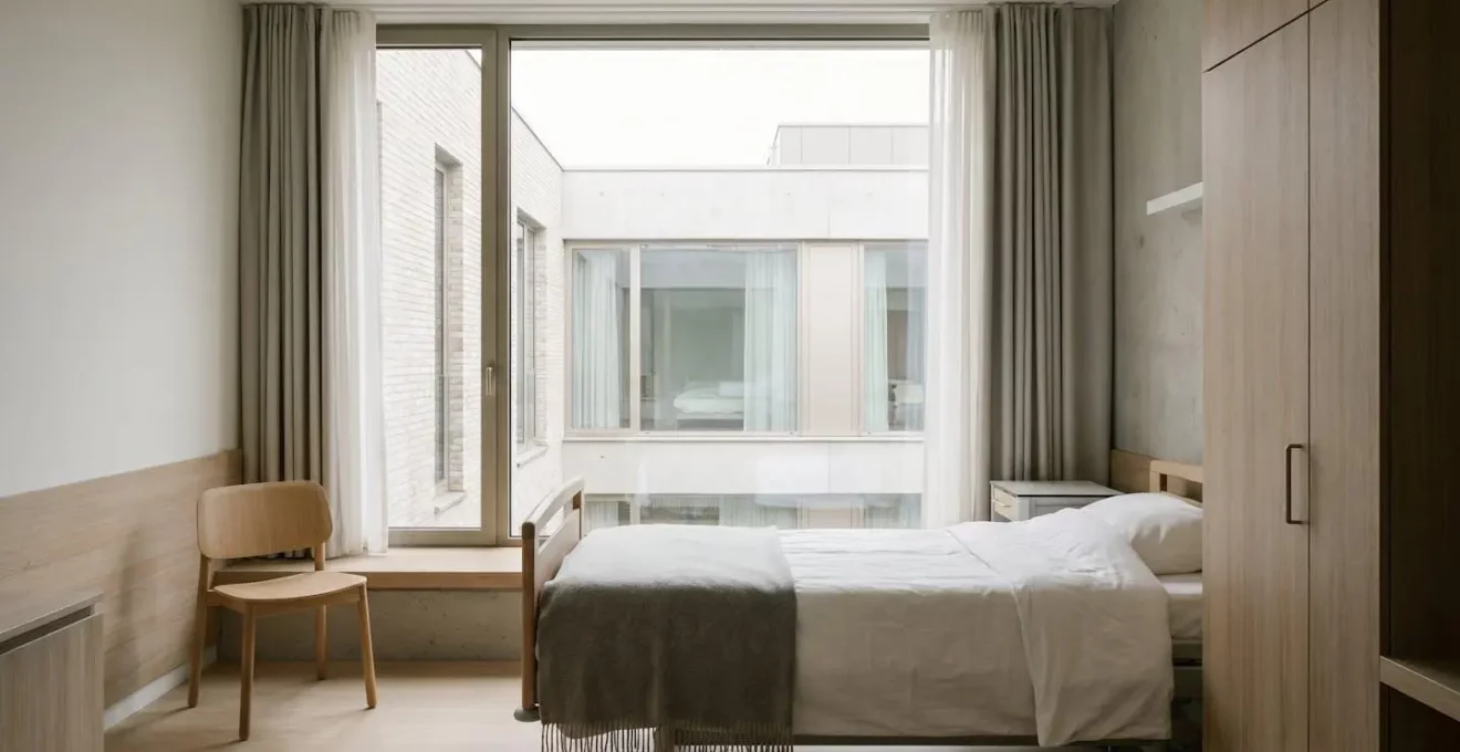Chambre d'hôpital individuelle avec lumière naturelle douce illustrant la tranquillité et l'intimité